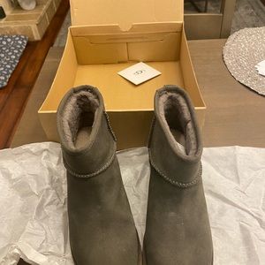 UGG Women's Classic Femme Mini Boot size 7 floor sale, color Moss